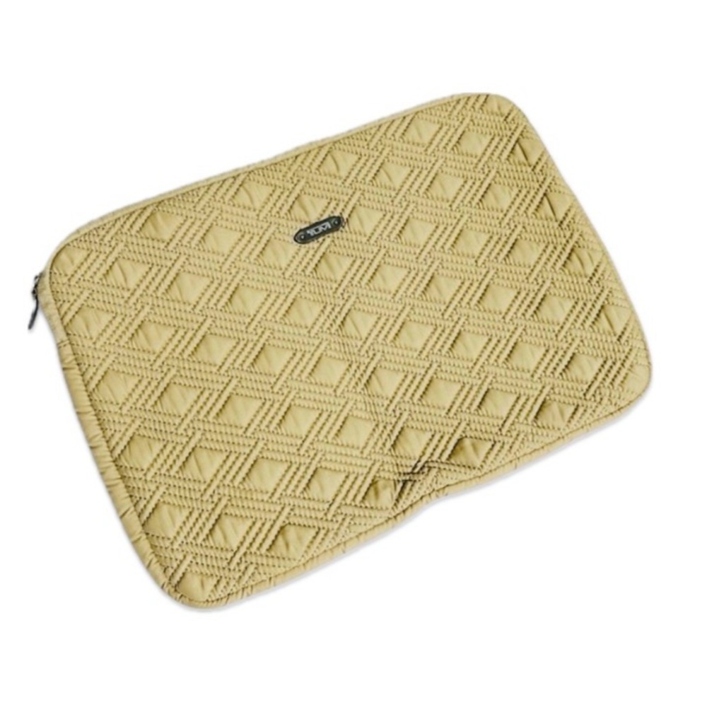 Rare‼️Like new‼️Tumi 17” Quilted Soft Laptop Sleeve